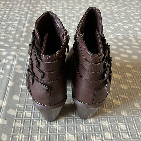 NEVER WORN Boots - Picture 2 of 8